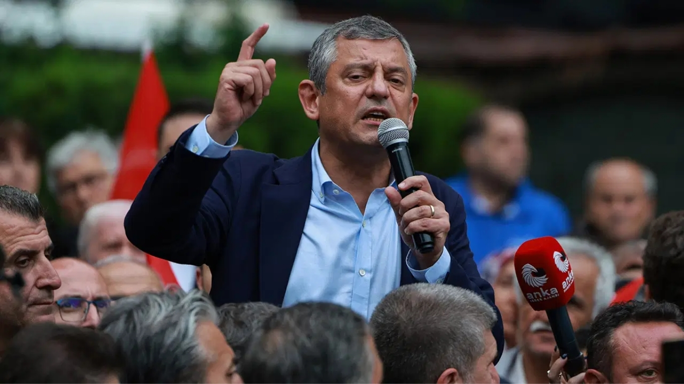 CHP Grup Başkanı Özgür Özel, İzmir’de yaptığı açıklamada partiye yönelik
