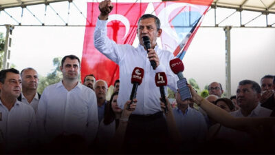 CHP Grup Başkanı Özgür Özel, İzmir’in Ödemiş ilçesinde traktör römorku