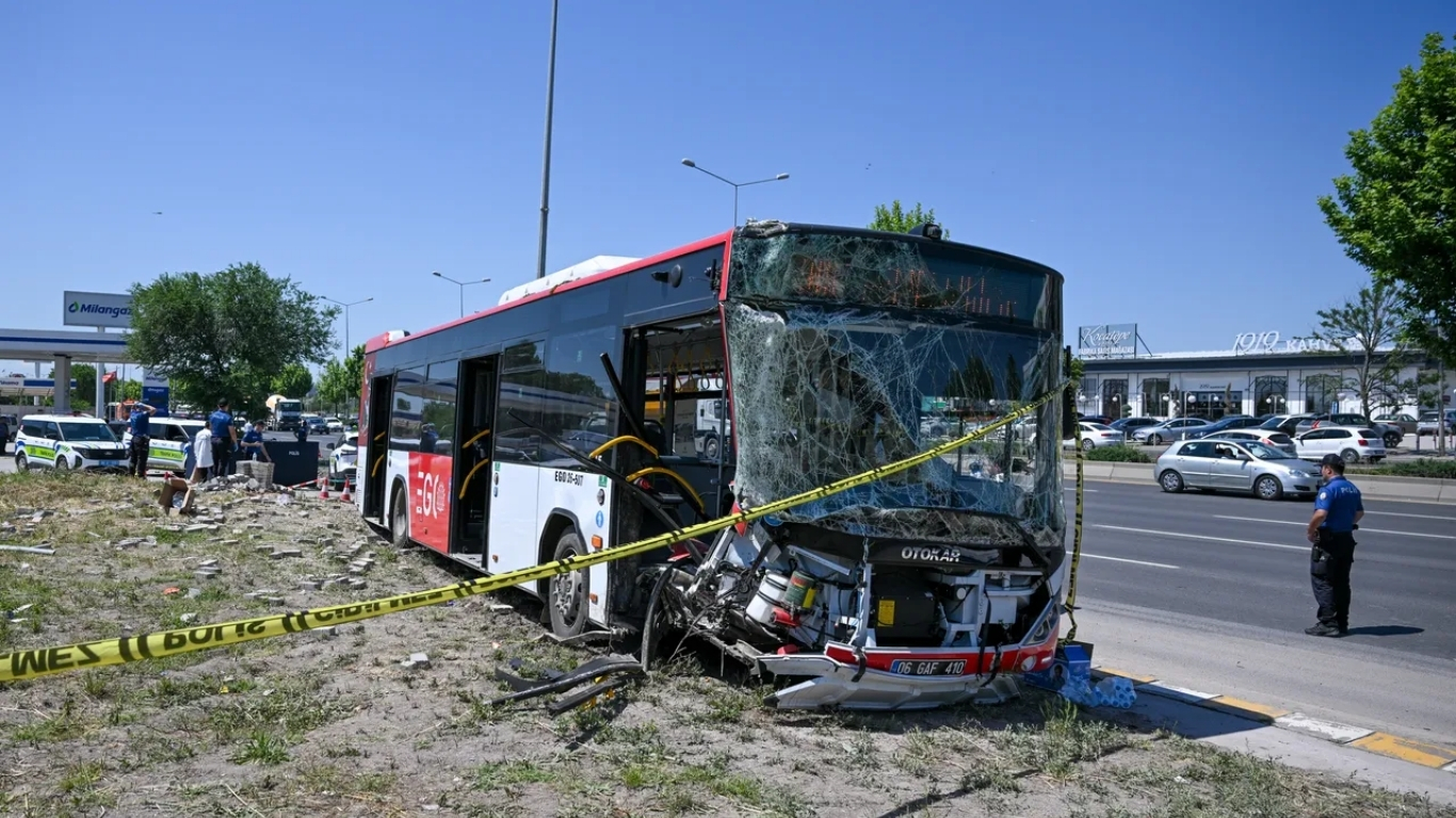 Ankara'da EGO'ya ait yolcu otobüsünün karıştığı trafik kazasında 1 kişi