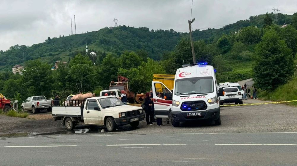 Rize'nin Pazar ilçesinde arazi sınırındaki duvar yüzünden çıkan tartışmada akrabasını