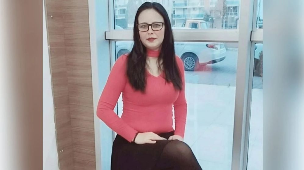 İzmir'de, bir süre önce boşandığı eski eşinin kezzaplı saldırısına uğrayan