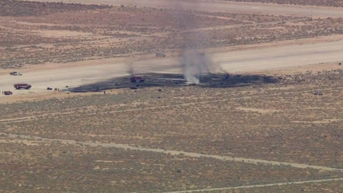 ABD Hava Kuvvetlerine ait bir B-52 Stratofortress uçağı, Kaliforniya'da kalkıştan