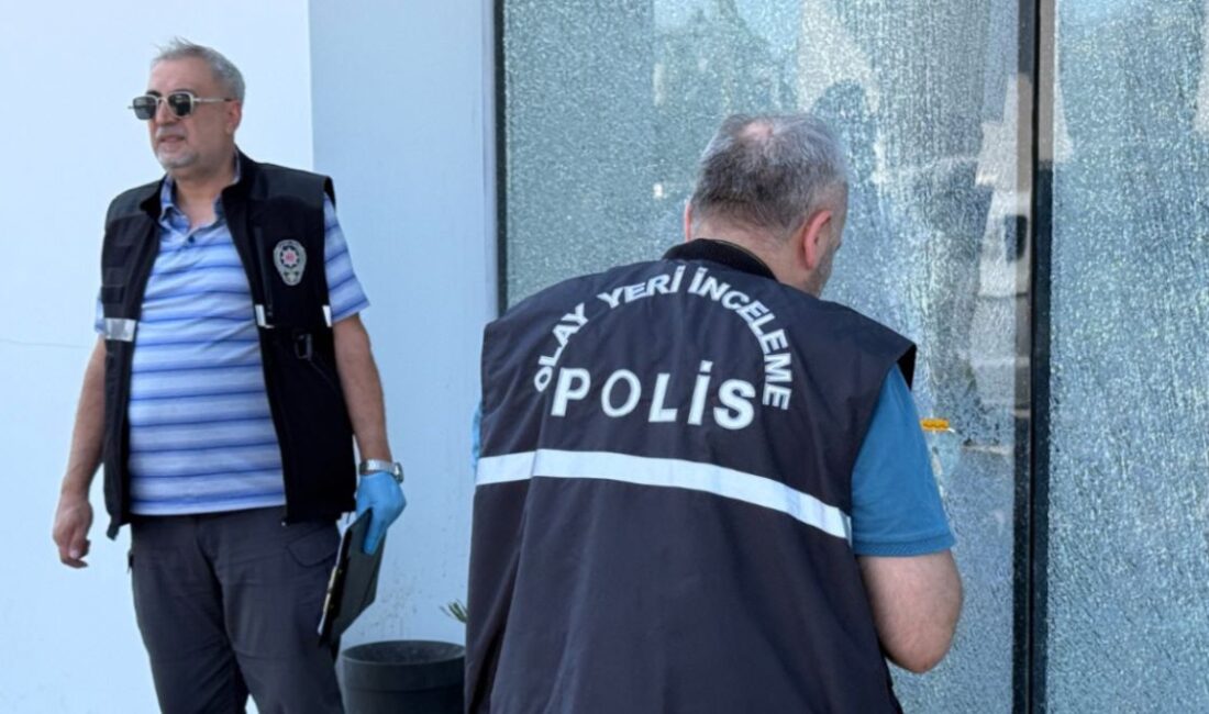 Antalya'nın Kepez ilçesinde Otokoç yetkili servisine yüzü kapalı bir kişi
