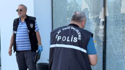 Antalya'nın Kepez ilçesinde Otokoç yetkili servisine yüzü kapalı bir kişi