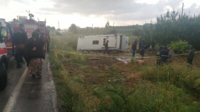Isparta'nın Gelendost ilçesinde kontrolden çıkan tur minibüsünün şarampole yuvarlandı. Kazada