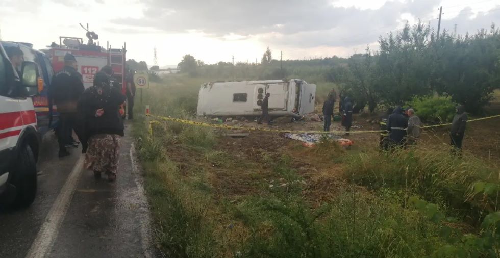 Isparta'nın Gelendost ilçesinde kontrolden çıkan tur minibüsünün şarampole yuvarlandı. Kazada