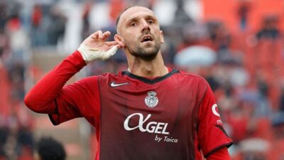 Süper Lig ekibi Fenerbahçe, Kosovalı golcü Vedat Muriqi ile prensip