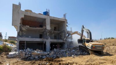 Büyükşehir ekipleri kentsel dönüşüm alanındaki kaçak yapıyı yıktı Kaçak yapılaşmayla