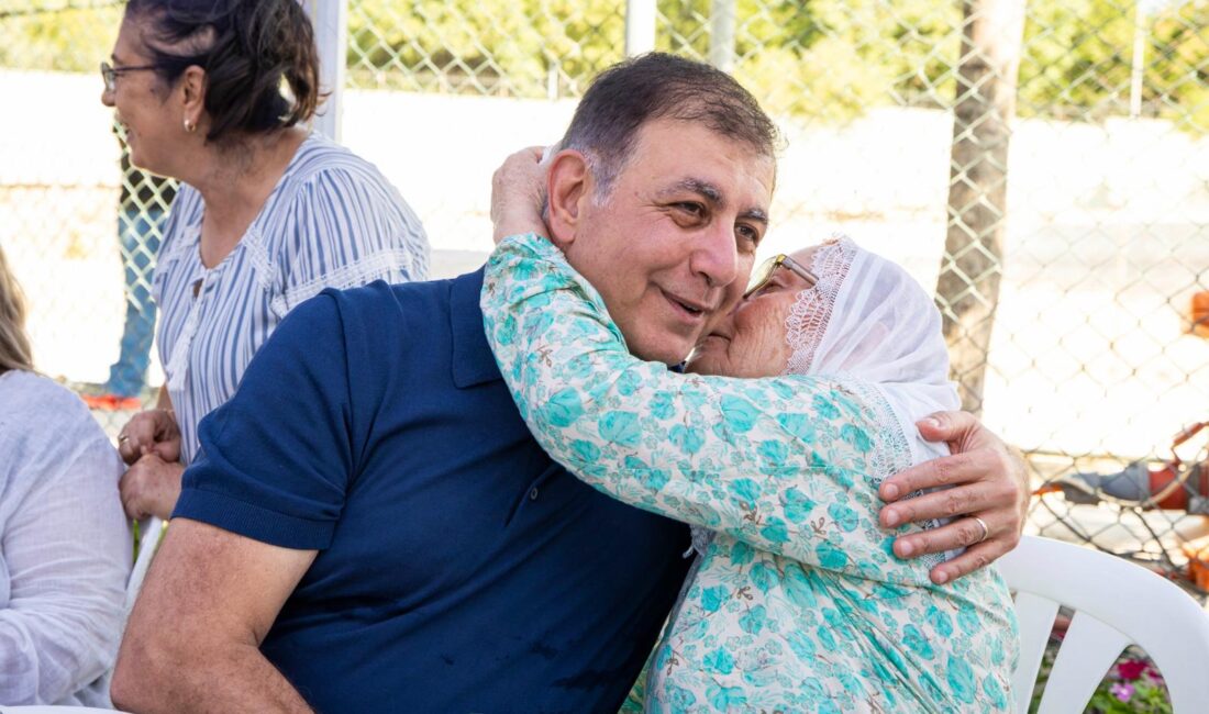 İzmir Büyükşehir Belediye Başkanı Dr. Cemil Tugay, Mahalle Bostanlarında üretim