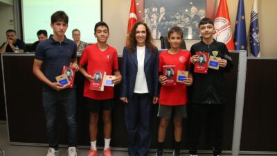 Uluslararası turnuvalarda elde ettikleri şampiyonluklarla Karşıyaka’nın göğsünü kabartan başarılı gençler,