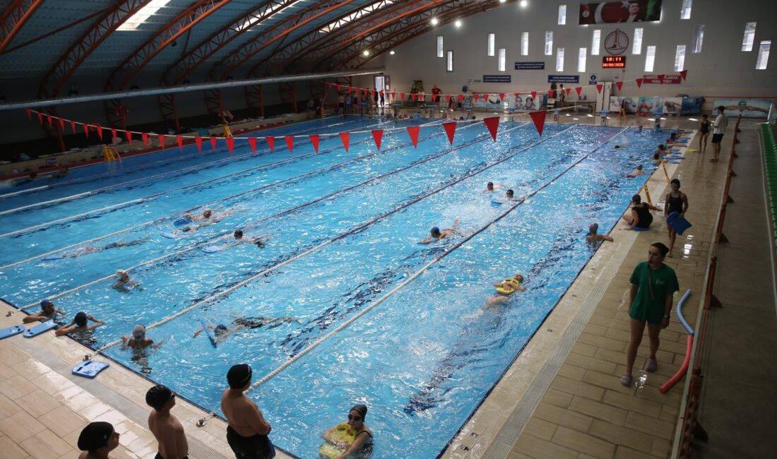 Karşıyaka Belediyesi Yarı Olimpik Kapalı Yüzme Havuzu, yaz döneminde hem