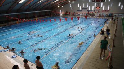 Karşıyaka Belediyesi Yarı Olimpik Kapalı Yüzme Havuzu, yaz döneminde hem