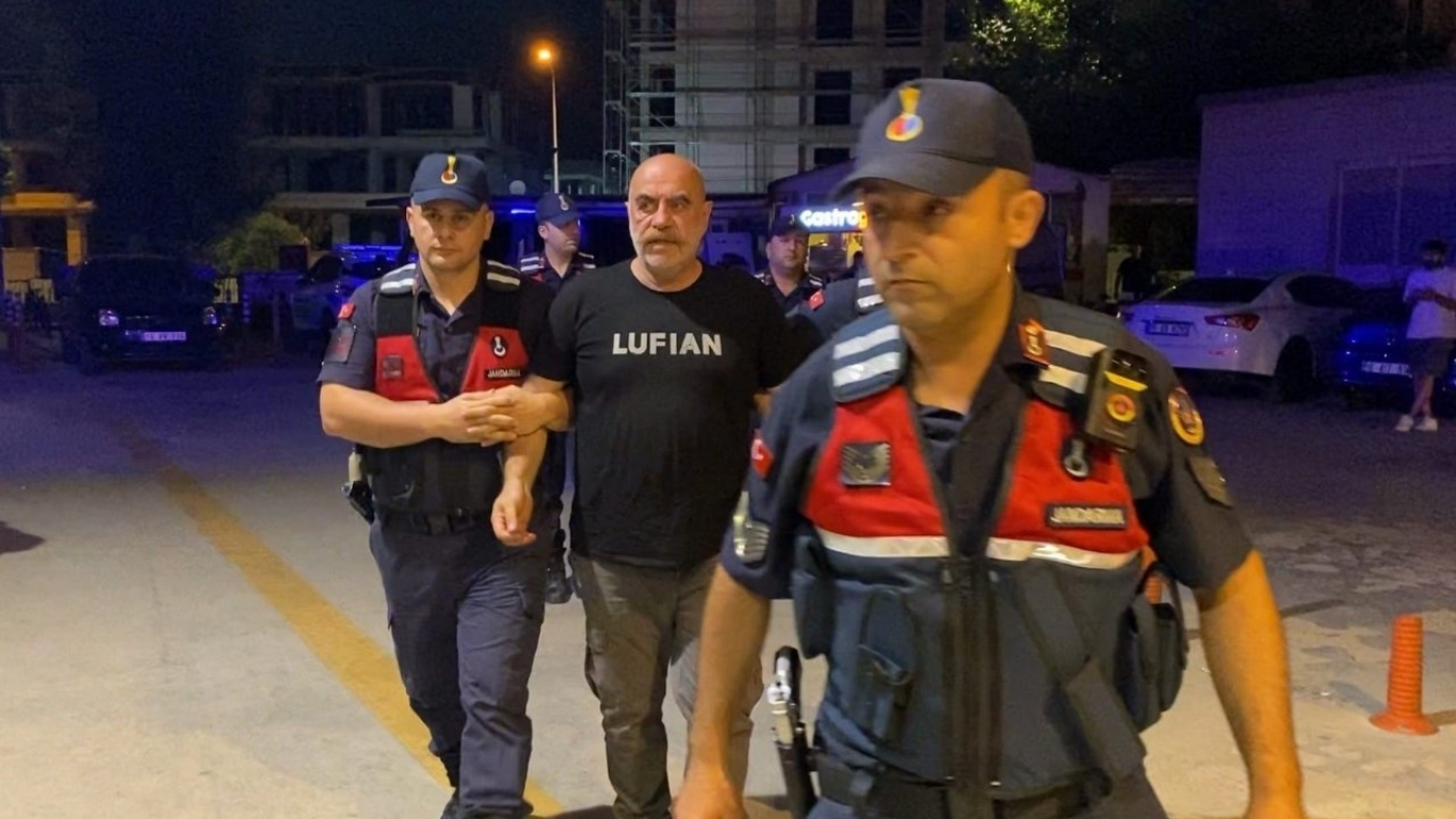 Bursa'nın İnegöl ilçesinde düzenlenen uyuşturucu operasyonunda yönetmen Ezel Akay ile