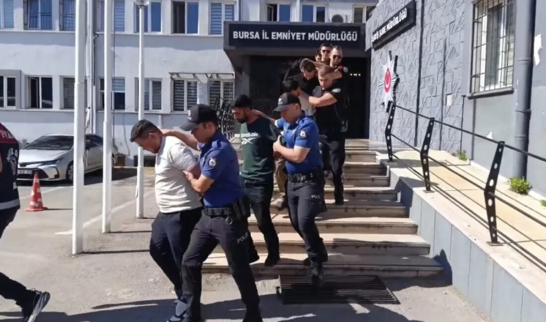 Bursa'da kendilerini polis olarak tanıtan organize dolandırıcılık şebekesi, yaşlı bir