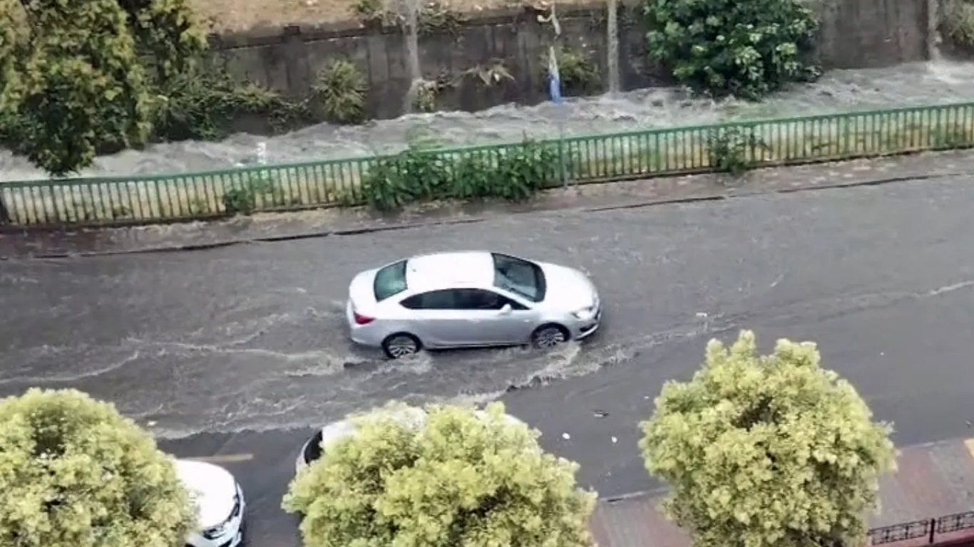 Meteoroloji ve İstanbul Valiliği’nin uyarılarının ardından kentte etkili olan sağanak