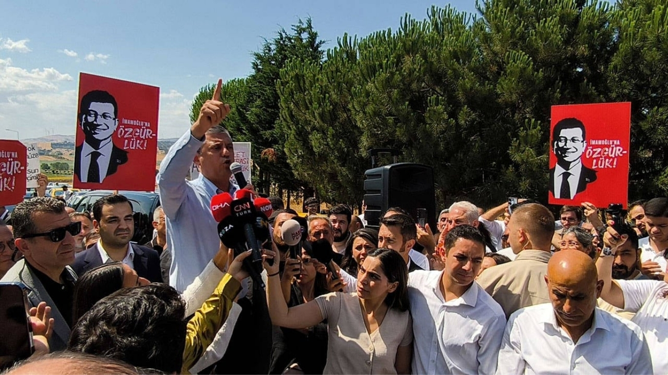 CHP Genel Başkanı Özgür Özel, Silivri'de görülen davaların ardından yaptığı