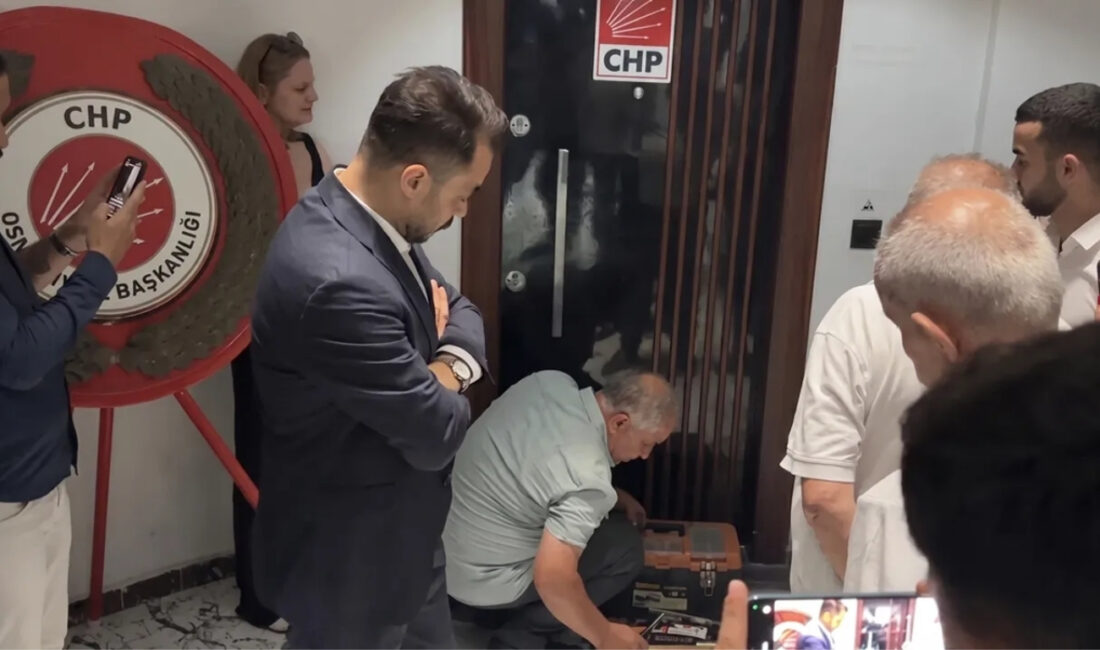 Osmaniye'de Cumhuriyet Halk Partisi İl Başkanlığı binasının devir sürecinde gergin