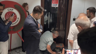 Osmaniye'de Cumhuriyet Halk Partisi İl Başkanlığı binasının devir sürecinde gergin