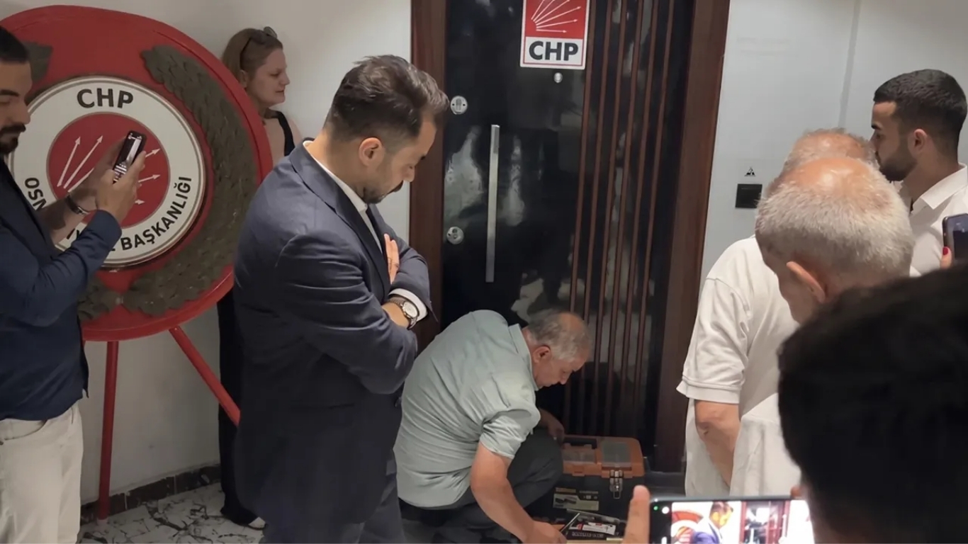 Osmaniye'de Cumhuriyet Halk Partisi İl Başkanlığı binasının devir sürecinde gergin