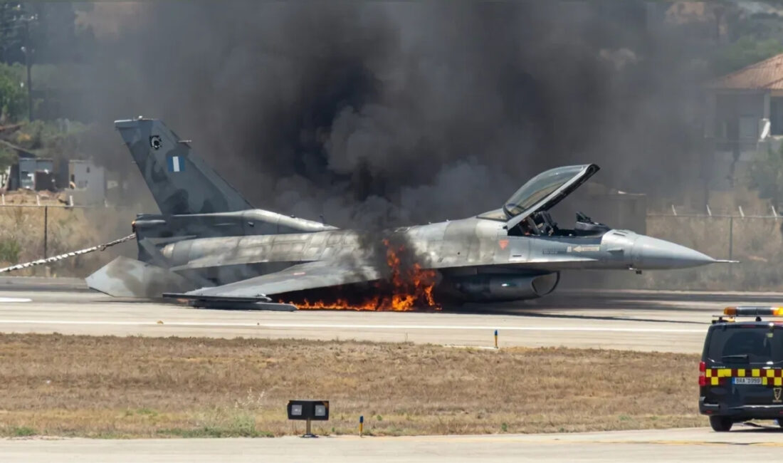 Yunanistan Hava Kuvvetleri'ne ait bir F-16 savaş uçağı, uçuş sırasında