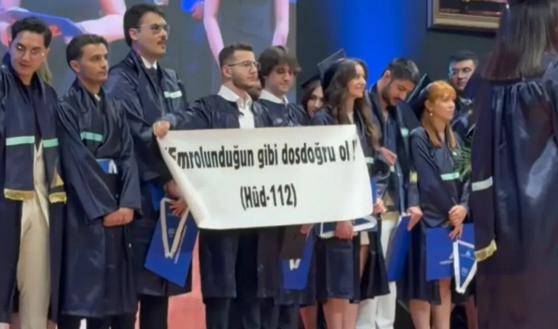 Yeditepe Üniversitesi Hukuk Fakültesi mezuniyet töreninde Kur'an-ı Kerim'den bir ayetin