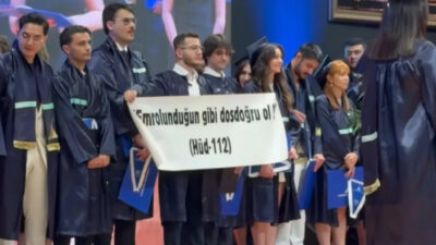 Yeditepe Üniversitesi Hukuk Fakültesi mezuniyet töreninde Kur'an-ı Kerim'den bir ayetin