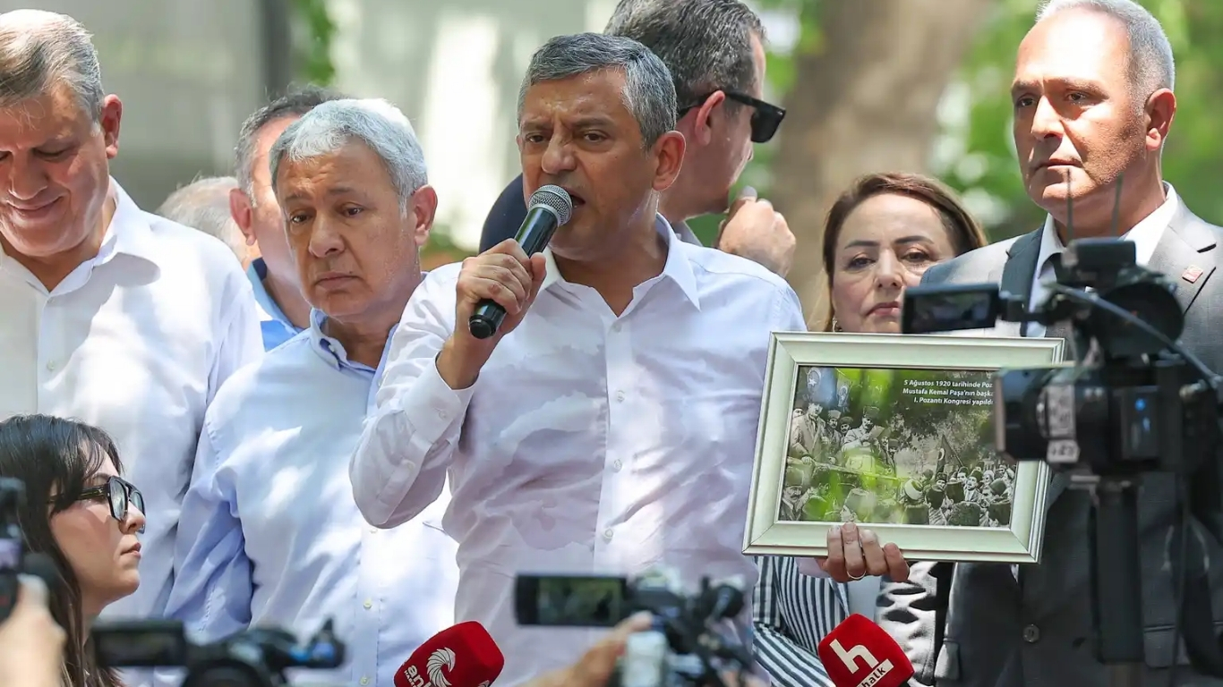 CHP Grup Başkanı Özgür Özel, Adana'nın Pozantı ilçesinde yaptığı konuşmada