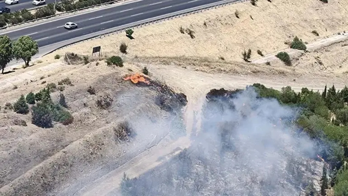 
Manisa’nın Akhisar ilçesi ile İzmir’in Bornova ilçesinde çıkan yangınlar ekipleri