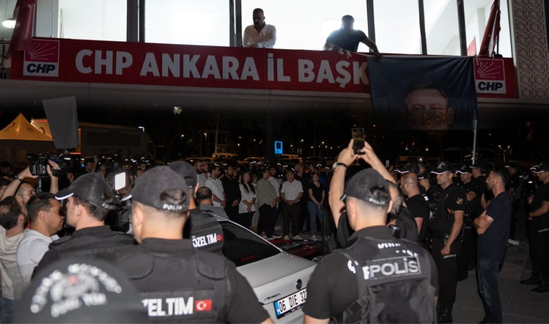 CHP Ankara İl Başkanlığı'nda gece saatlerinde gergin anlar yaşandı. MYK