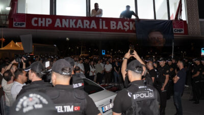 CHP Ankara İl Başkanlığı'nda gece saatlerinde gergin anlar yaşandı. MYK
