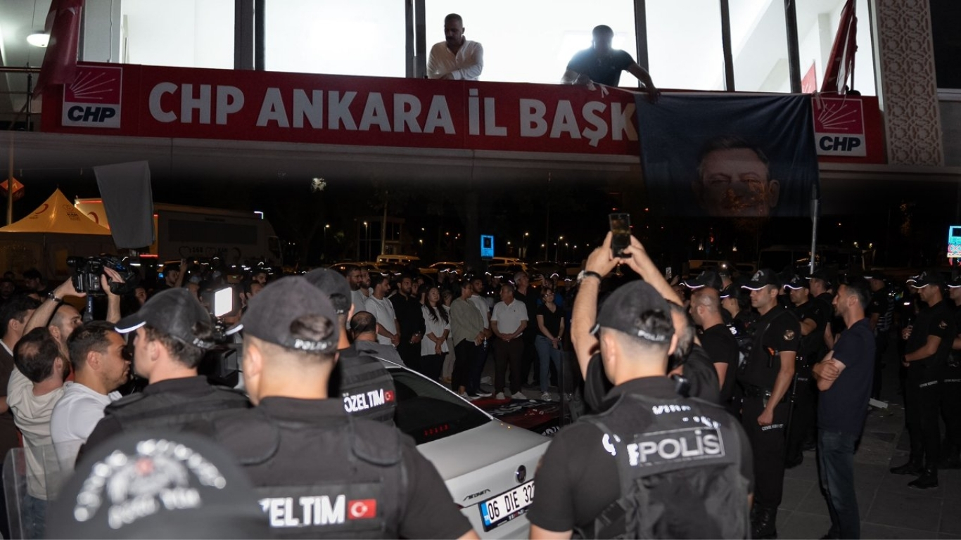 CHP Ankara İl Başkanlığı'nda gece saatlerinde gergin anlar yaşandı. MYK