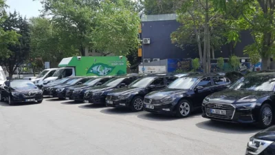 “Denizli Büyükşehir Belediyesi’nin ihtiyaç fazlası 45 adet kiralık aracı sergilendi.