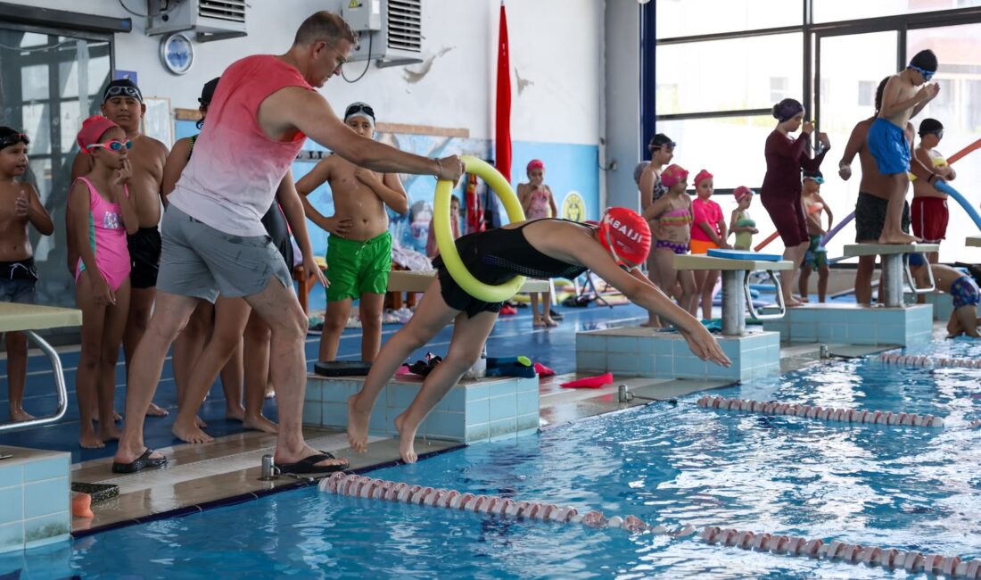 Buca Belediyesi minik yüzücüler yetiştiriyor