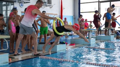 Buca Belediyesi minik yüzücüler yetiştiriyor   Buca Belediyesi, düzenlediği yüzme