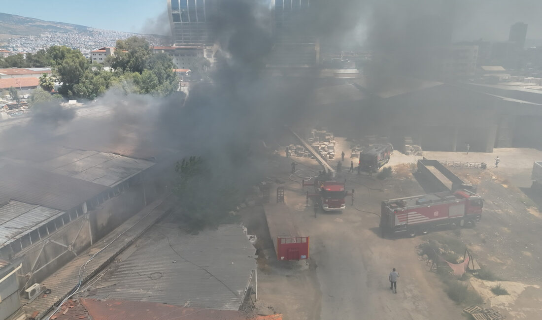 İzmir Büyükşehir Belediyesi itfaiye ekipleri, Bayraklı’da otomotiv sektöründe faaliyet gösteren