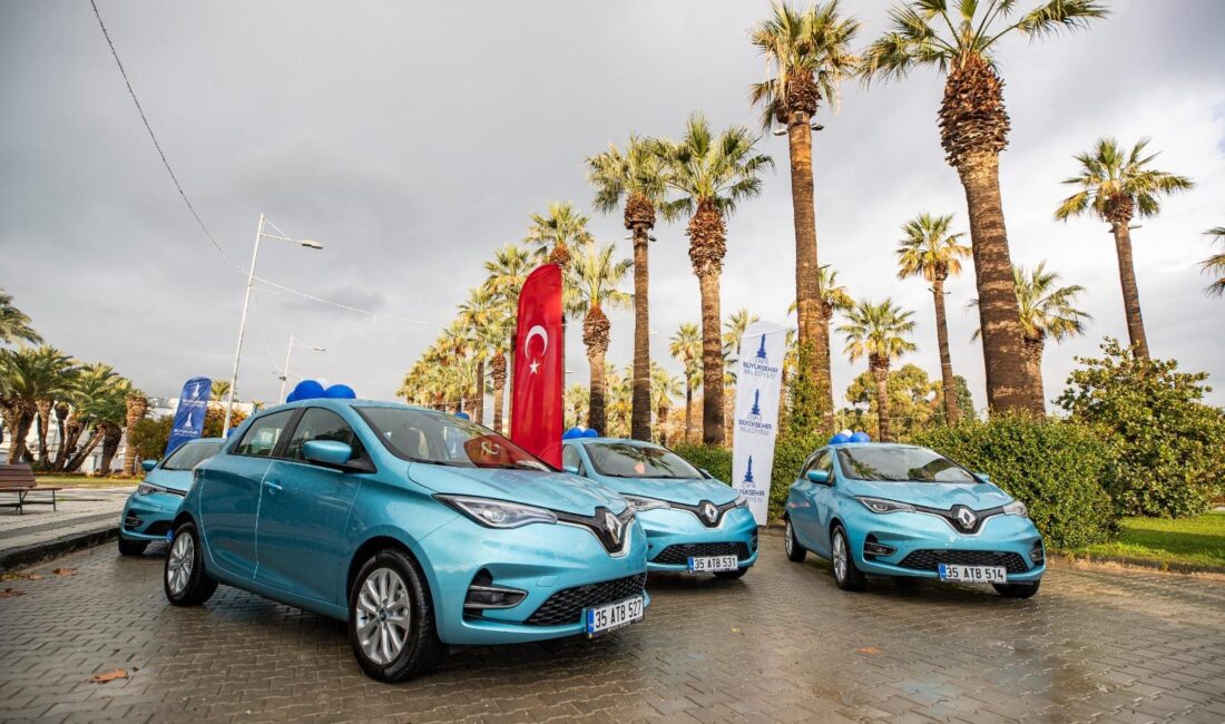 İzmir Büyükşehir Belediyesi, hizmet filosundaki 100 elektrikli araç sayesinde  yaklaşık