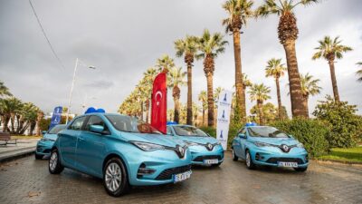 İzmir Büyükşehir Belediyesi, hizmet filosundaki 100 elektrikli araç sayesinde  yaklaşık