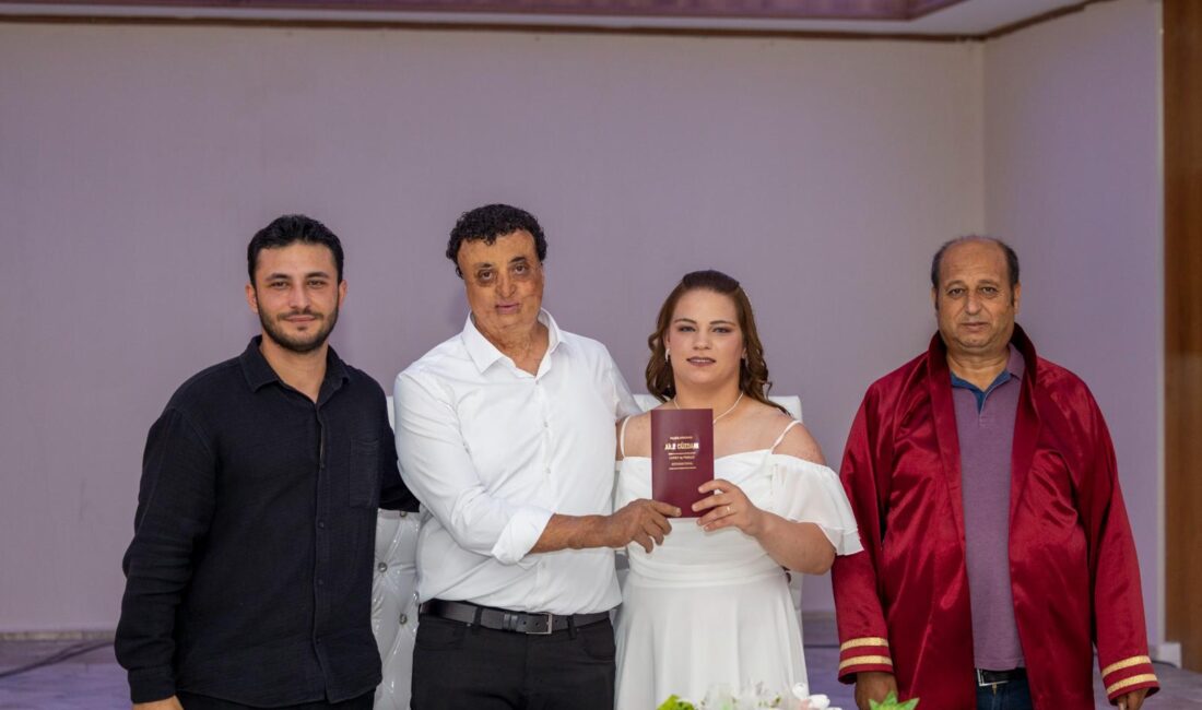 İzmirli sağır çift, İzmir Büyükşehir Belediyesi‘nin işaret dili çevirmeninin desteği