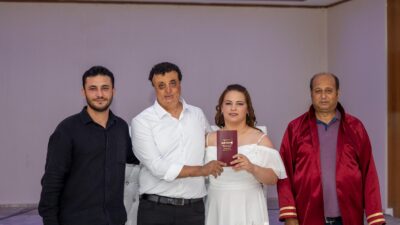İzmirli sağır çift, İzmir Büyükşehir Belediyesi‘nin işaret dili çevirmeninin desteği