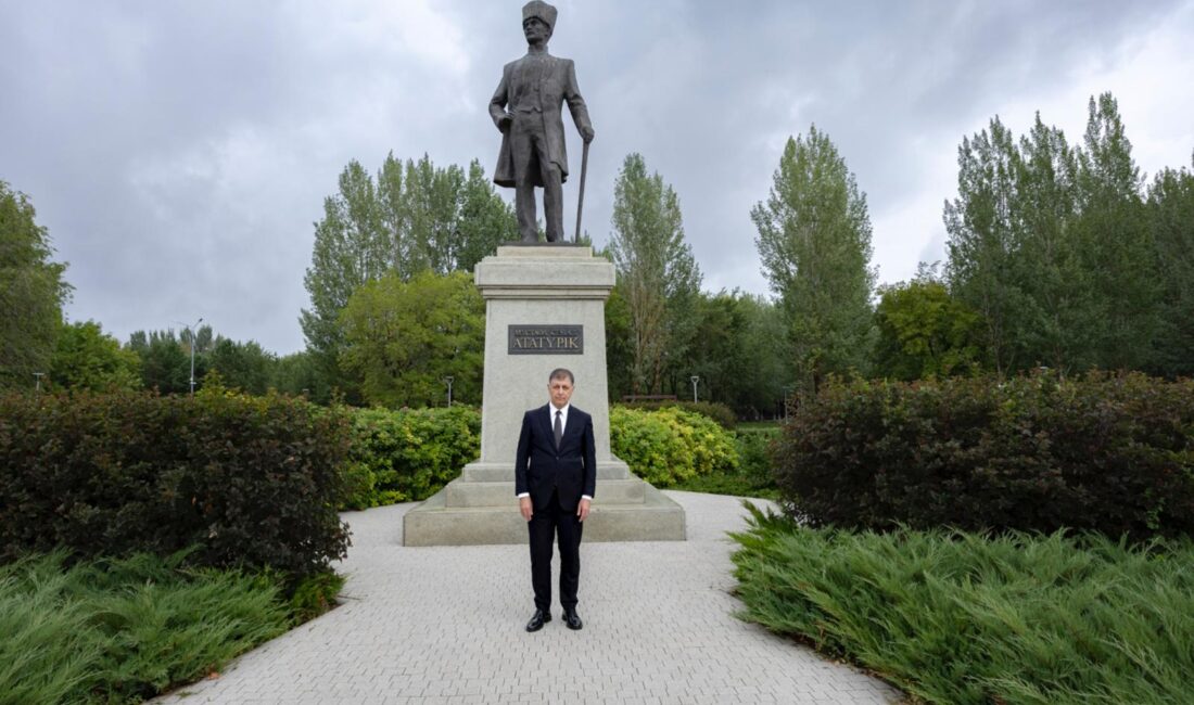 İzmir Büyükşehir Belediye Başkanı Dr. Cemil Tugay ile beraberindeki İzmir
