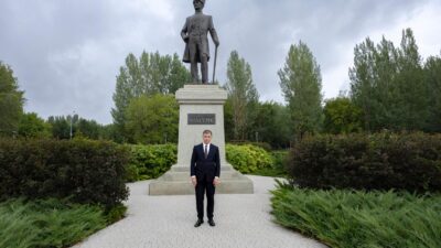 İzmir Büyükşehir Belediye Başkanı Dr. Cemil Tugay ile beraberindeki İzmir