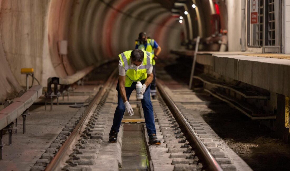 İzmir Büyükşehir Belediyesi, yolcu trafiğinin durduğu gece saatlerinde metro istasyonları,