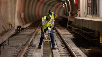 İzmir Büyükşehir Belediyesi, yolcu trafiğinin durduğu gece saatlerinde metro istasyonları,