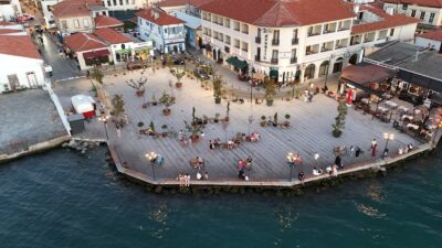 Meydan kırk yıldan fazla bir zaman diliminde araçların işgal ettiği