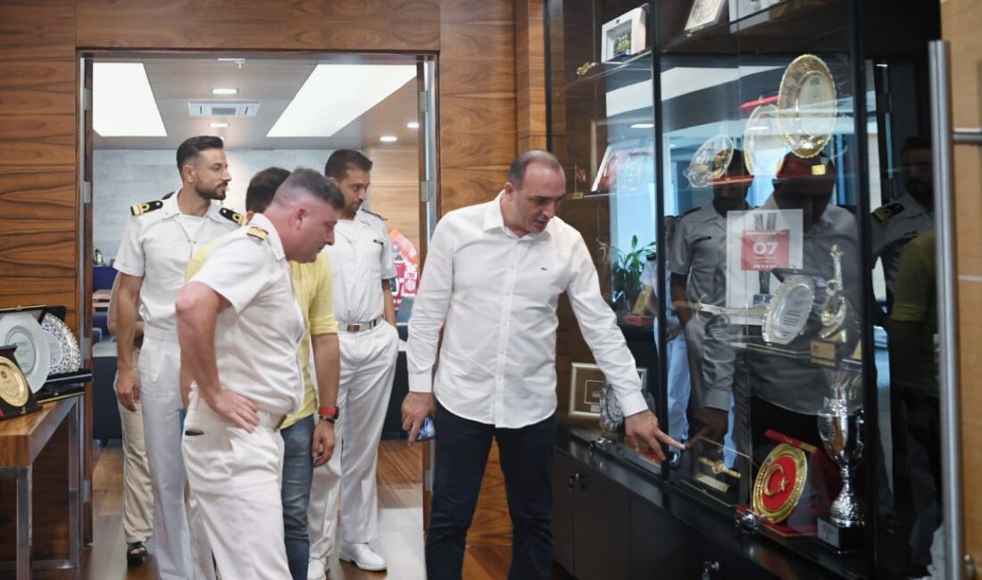 Konyaaltı Belediye Başkanı Cem Kotan, İtalyan Deniz Kuvvetleri’ne bağlı ITS