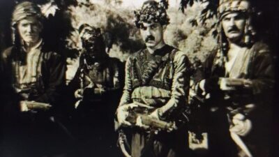 Gökçen Efe hasta haliyle doğruldu ayağa kalktı. “Bre alçaklar, Türk
