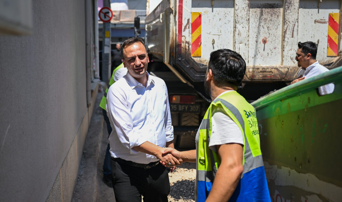282 sokakta asfalt atağı sürüyor Bornova Belediye Başkanı Ömer Eşki,