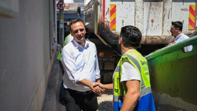 282 sokakta asfalt atağı sürüyor Bornova Belediye Başkanı Ömer Eşki,