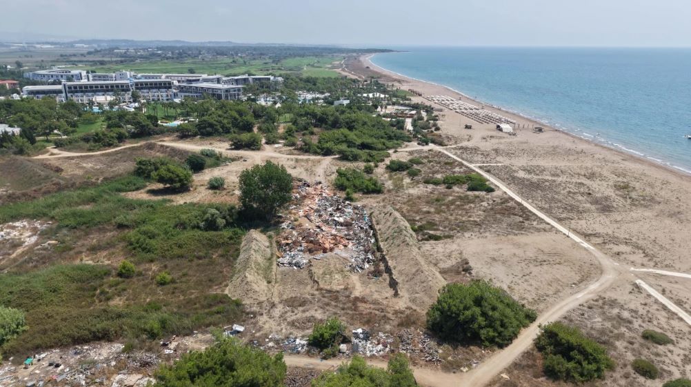 Antalya Manavgat'ta kumsalı kazarak atıkları toprak zemine bırakan ve çevre