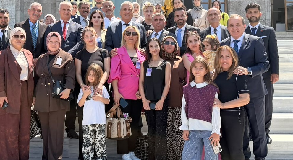 Benim umudum da sizlersiniz; Türkiye’yi geleceğe taşıyacak olanlar sizlersiniz. Yeni